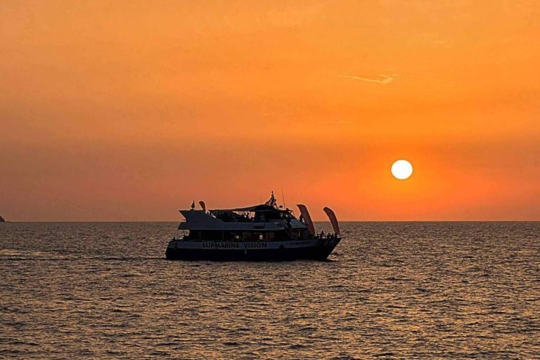 Disfrutar en Ibiza de un crucero fiestero desde San Antonio, gracias a Float Your Boat
