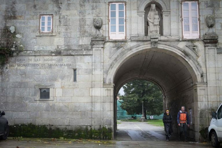 Sanxenxo (Pontevedra) y Sobrado (La Coruña) continúan a la espera de recibir a los migrantes llegados de Canarias