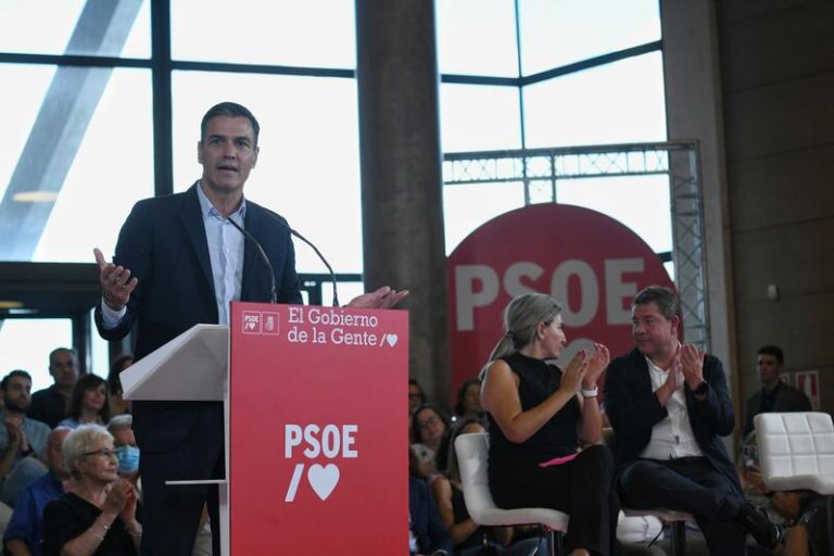 Sánchez apoya a la militancia tras el acoso de 