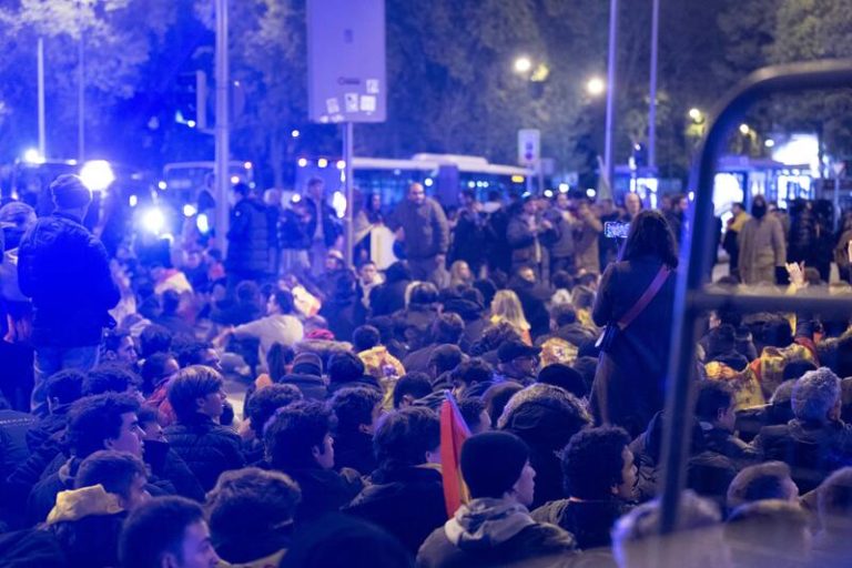La Policía Nacional empieza a dispersar la protesta en la calle Ferraz