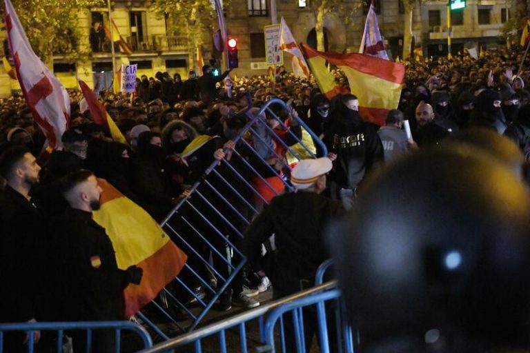 Al menos 39 heridos, entre ellos 29 policías, tras los altercados en la sede del PSOE en Ferraz