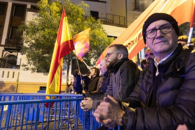 Manifestantes logran echar a dos personas que portaban la bandera franquista y llevaban la cara tapada en Ferraz