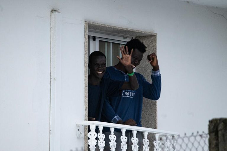 Llegan a Sanxenxo los 54 migrantes procedentes de Canarias, que se alojarán en un hotel de la localidad