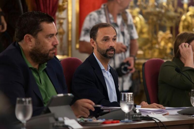 El juez decreta orden de alejamiento para el detenido por la agresión al exalcalde socialista de Sanlúcar (Cádiz)