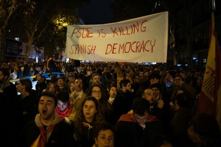 Blindan la calle Ferraz ante la octava noche de protestas frente a la sede del PSOE