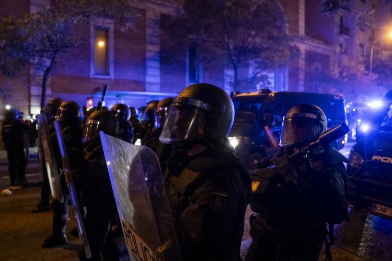 Al menos doce detenidos y nueve heridos leves en una nueva noche de protestas y tensión en Ferraz