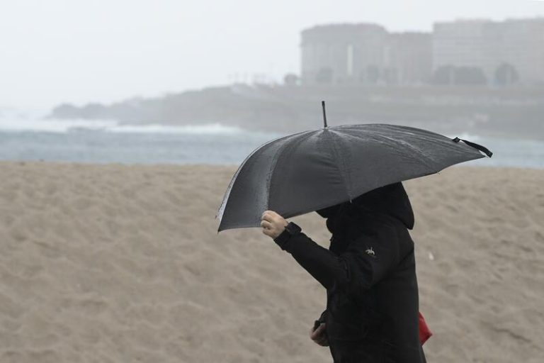 Lluvias en Galicia, nieblas en el interior y cielos soleados con temperaturas calurosas predominarán hoy en España