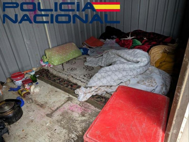 Detenido por tener sin contrato a trabajadores que vivían en un contenedor y comían pan mohoso y patatas podridas