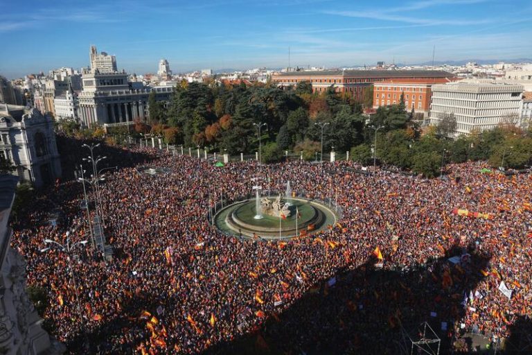 Decenas de miles de personas desbordan la plaza Cibeles para protestar contra la amnistía y Sánchez