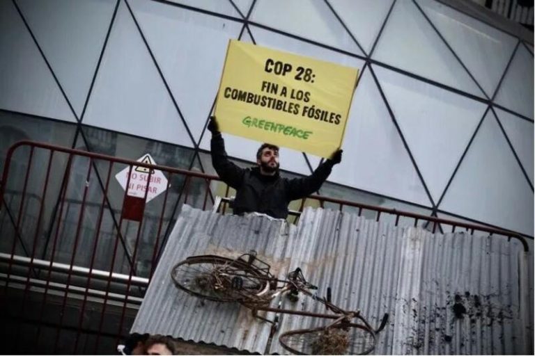 Greenpeace simula un desastre climático en la Puerta del Sol con restos de la DANA de Madrid en vísperas de la COP28