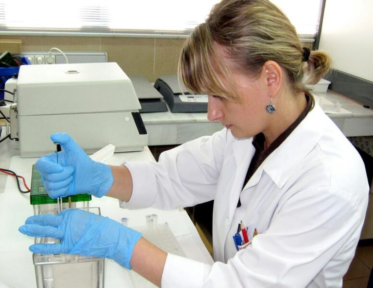 Las mujeres trabajan gratis desde hoy y hasta final de año por la brecha salarial con los hombres, según UGT