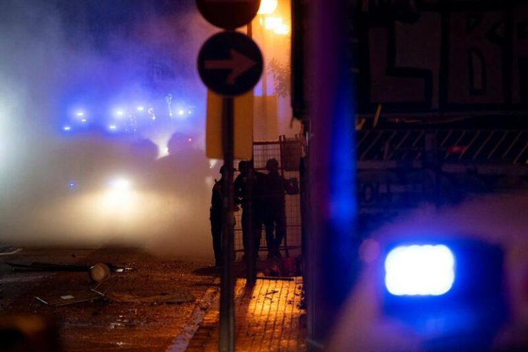 Los Mossos consiguen entrar en el interior de el Kubo y la Ruïna de Barcelona para desalojarlos