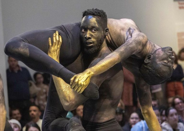 El Pompidou de Málaga fusiona la danza contemporánea con la obra de Picasso en la pieza 'Pica, el minotauro y sus musas'