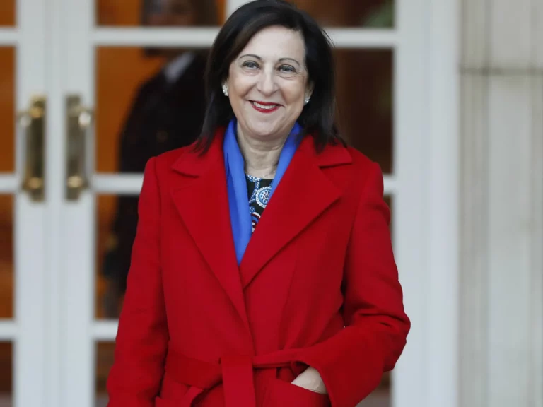 La ministra de Defensa visita en la localidad pacense de Talavera la Real el Ala 23