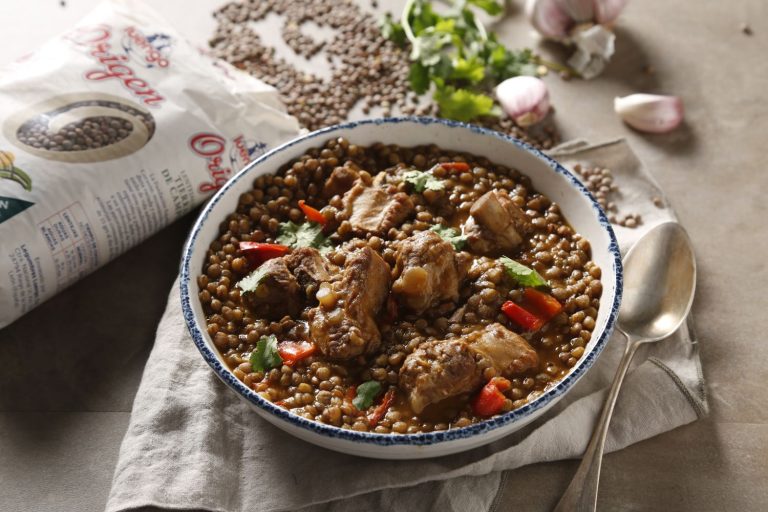 Lentejas con costillas de cerdo: un plato ideal para reponer tus fuerzas ante climas fríos