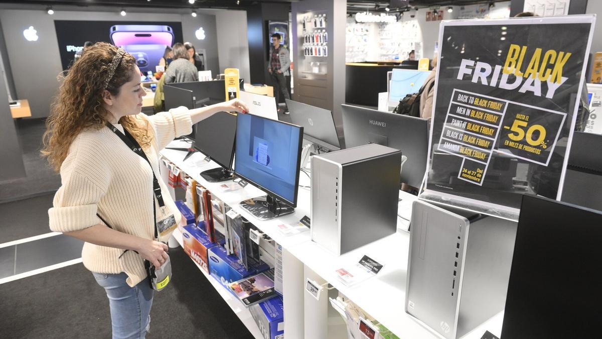 Los datos del Black Friday parecen ayudar en el empleo pero hay problemas para que los empleados cobren todas las horas que trabajan.