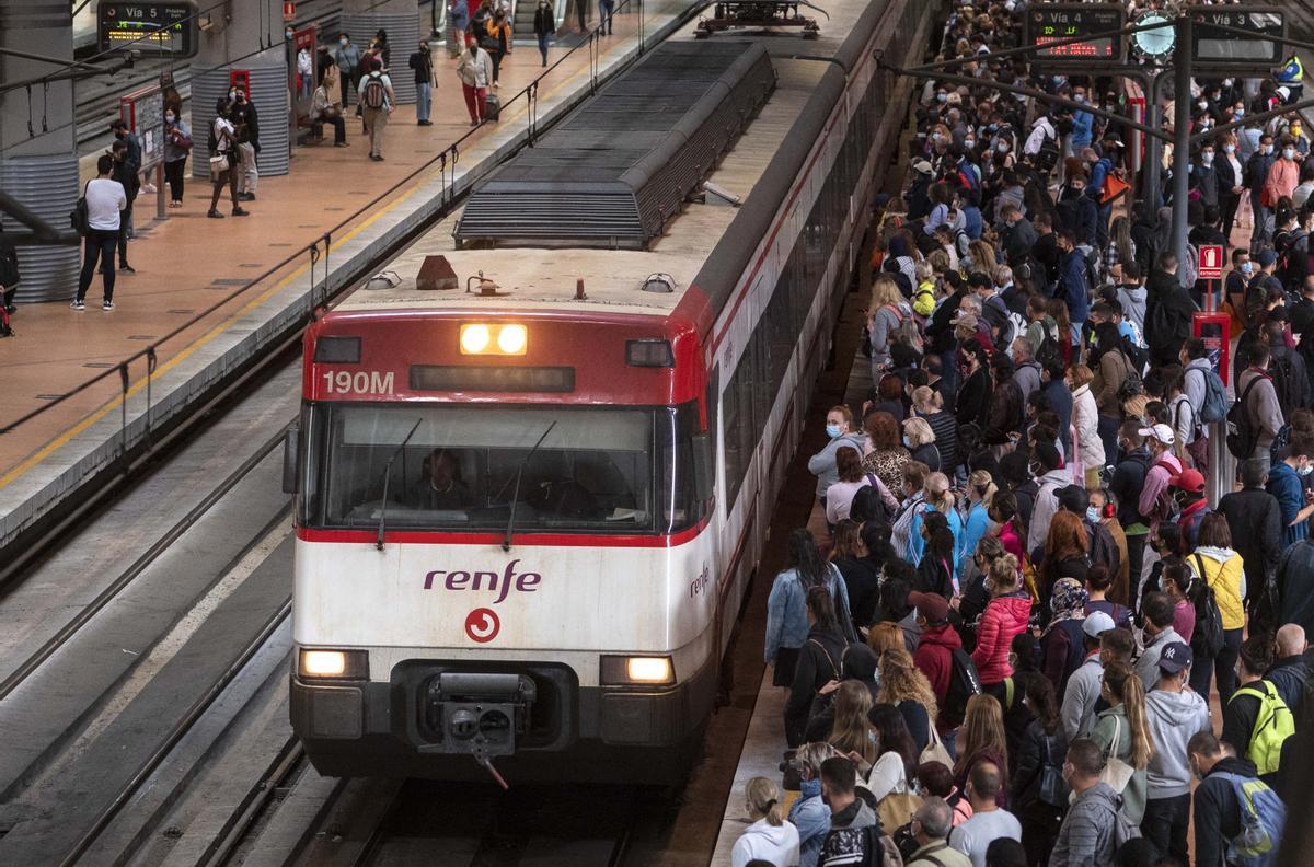 Tarjeta Azul Madrid: sigue en 3,70 euros y amplía los colectivos que viajan gratis 1 abono transporte Madrid