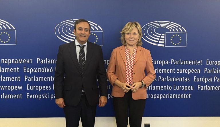 Cofares defiende en el Parlamento Europeo la necesidad de diferenciar por ley la distribución farmacéutica de gama completa
