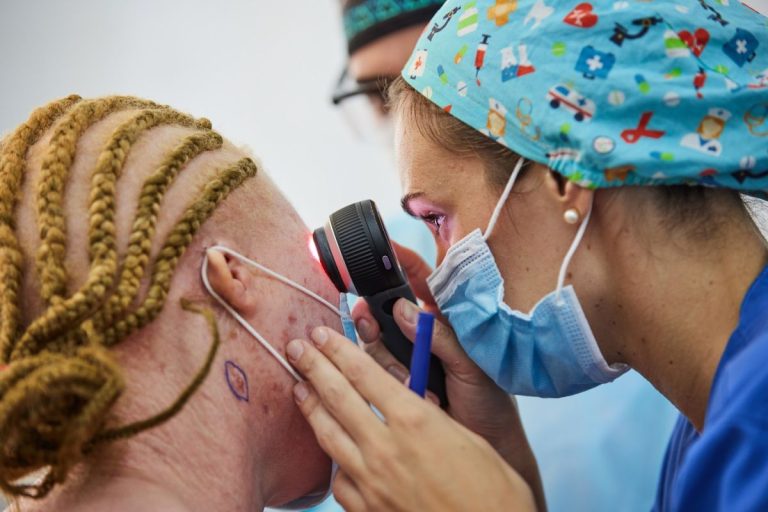 Las expediciones médicas de ISDIN a Mozambique realizan más de 250 cirugías en un año para extirpar lesiones en la piel