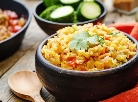 Arroz al azafrán con verduras de temporada Arroz para este fin de semana: 6 variadas recetas suculentas