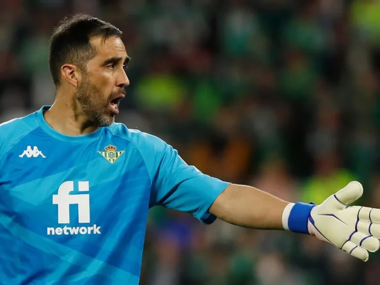 Betis en tensa expectativa por Claudio Bravo para el derbi