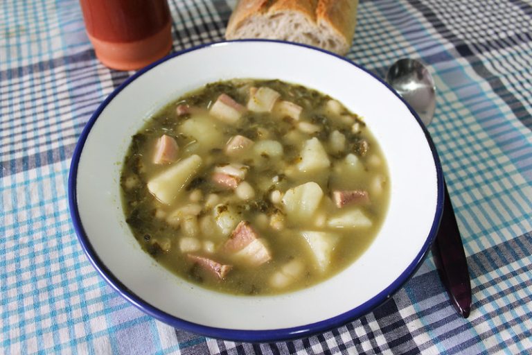 Caldo gallego para quedarse abrigado en casa