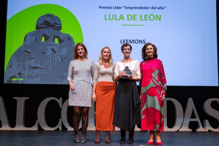 Lula de León galardonada como la emprendedora del año por su gran labor con Leemons