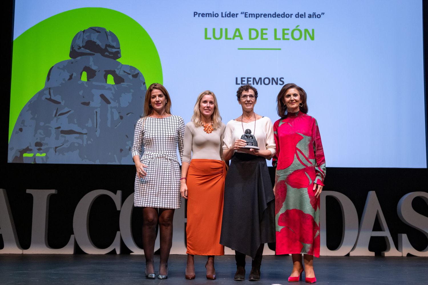 Lula de León galardonada como la emprendedora del año por su gran labor con Leemons