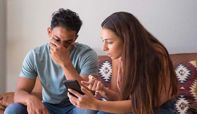 ¿No entiendes por qué tu pareja sigue flirteando con otras personas? Aquí te comentamos las razones