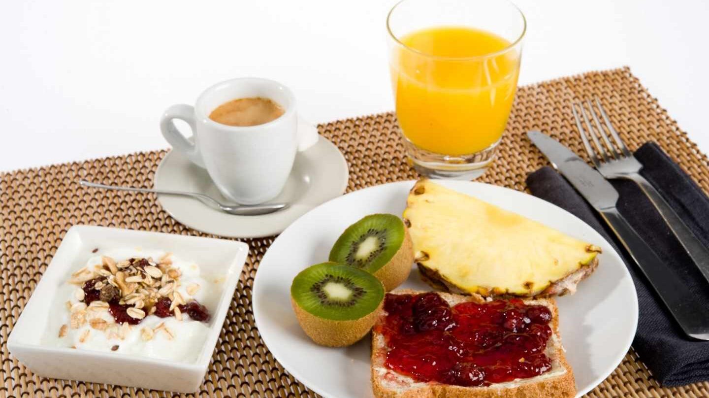 Este es el desayuno ideal que los nutricionistas sugieren para iniciar tu día 2 DESAYUNO EJEMPLAR: EJEMPLOS PARA INSPIRARTE