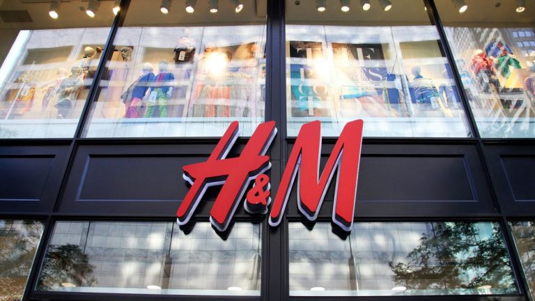 Descubre el esmoquin blanco de H&M que se ha vuelto ya la obsesión navideña de este año y a un precio que no creerás