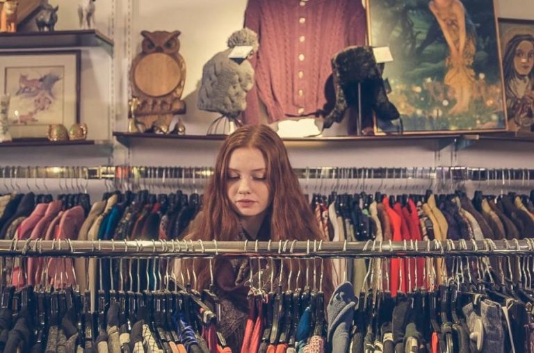 Descubre las 10 mejores tiendas para comprar ropa de segunda mano en Madrid