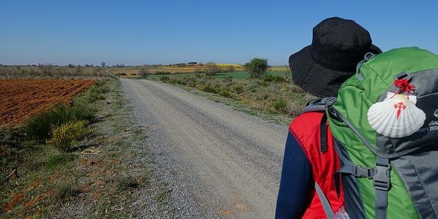 Descubre los destinos más increíbles de España para viajar solo 1 El camino de Santiago