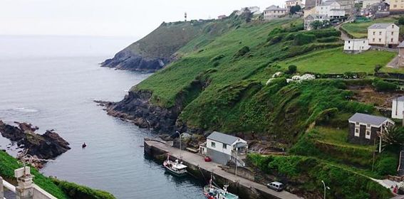 El curioso pueblo de Asturias con dos faros y una vista al mar de ensueño