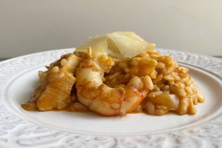 El equilibrio perfecto entre ingredientes de mar y tierra risotto mar y montaña (mare monte)