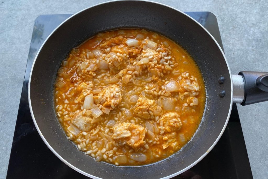 Llega el momento de preparar el arroz para el risotto mar y montaña