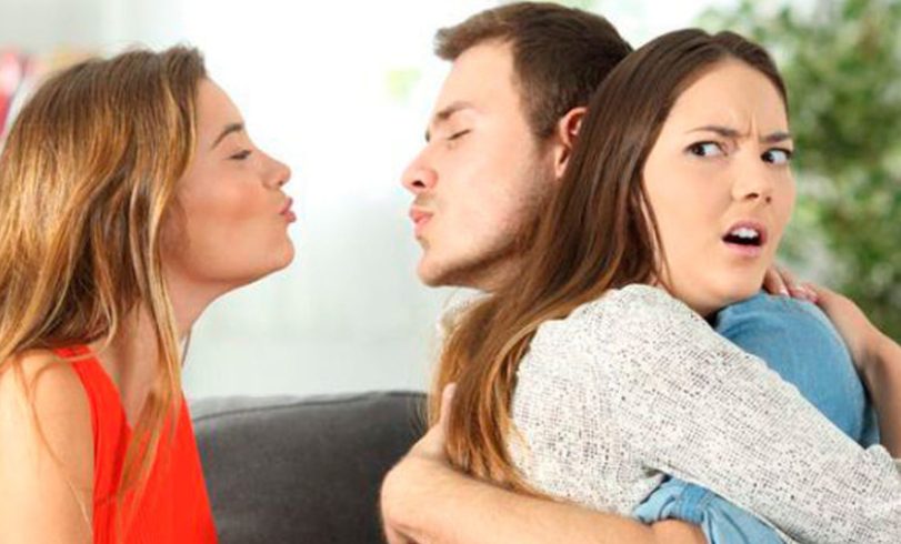 ¿No entiendes por qué tu pareja sigue flirteando con otras personas? Aquí te comentamos las razones