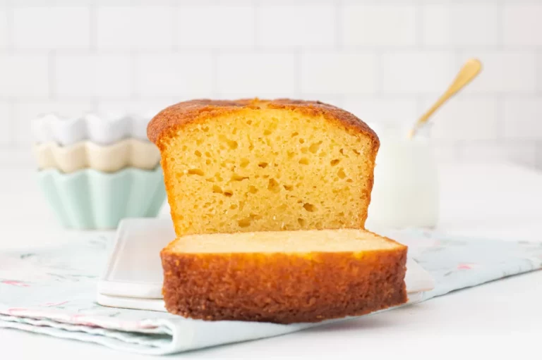 Bizcocho de yogur casero y esponjoso en un 2 x 3