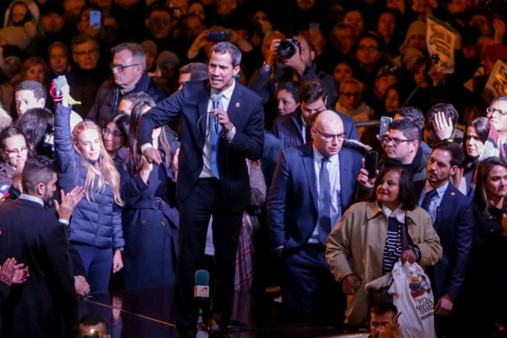 Ayuso recibe un espaldarazo de la oposición venezolana en su lucha contra la amnistía 1 EuropaPress 2612608 encuentro juan guaido diaspora venezolana puerta sol madrid 25 enero 2020