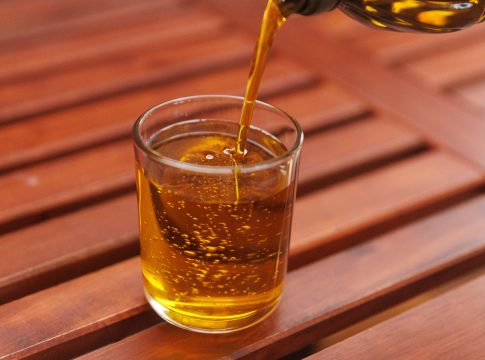 El aceite de oliva deja de subir de precio de origen, pero sigue siendo caro para los consumidores