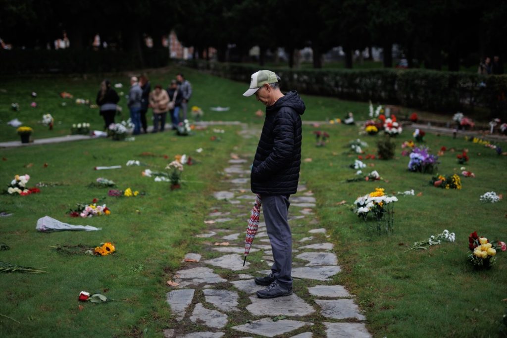 Las comidas y postres más famosos del Día de Difuntos en España 1 EuropaPress 5547782 hombre jardin recuerdo cementerio almudena noviembre 2023 madrid espana mas