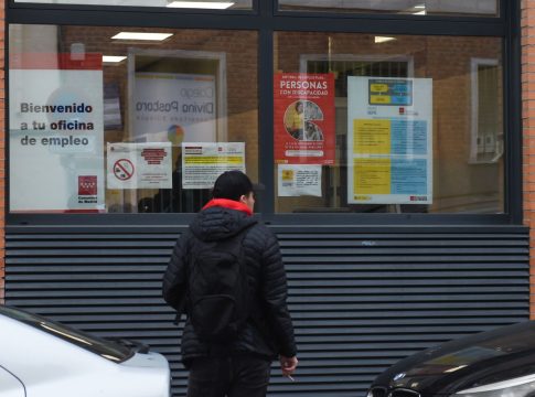 El fin de la temporada veraniega ha mostrado los agujeros en los datos del paro presentados por Yolanda Díaz