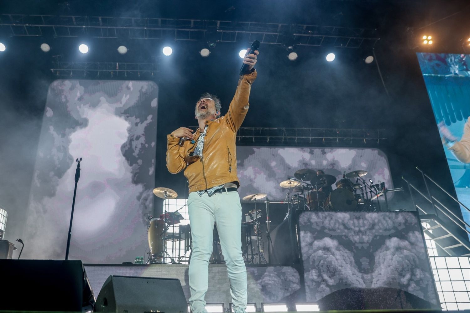 Love of Lesbian El cantante de Love of Lesbian, Santi Balmes, en el concierto de fin de gira de 'V.E.H.N.Û en el Wizink Center de Madrid, a 4 de noviembre de 2023