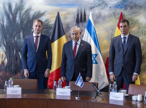 Aunque en primera instancia parece que puede pasar la página gracias a la historia de España e Israel Pedro Sánchez pierde puntos en su gira por medio oriente