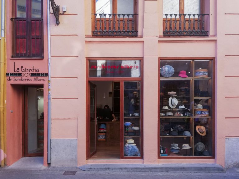 Sombreros Albero: una tradición de elegancia en el lugar más estrecho de Europa