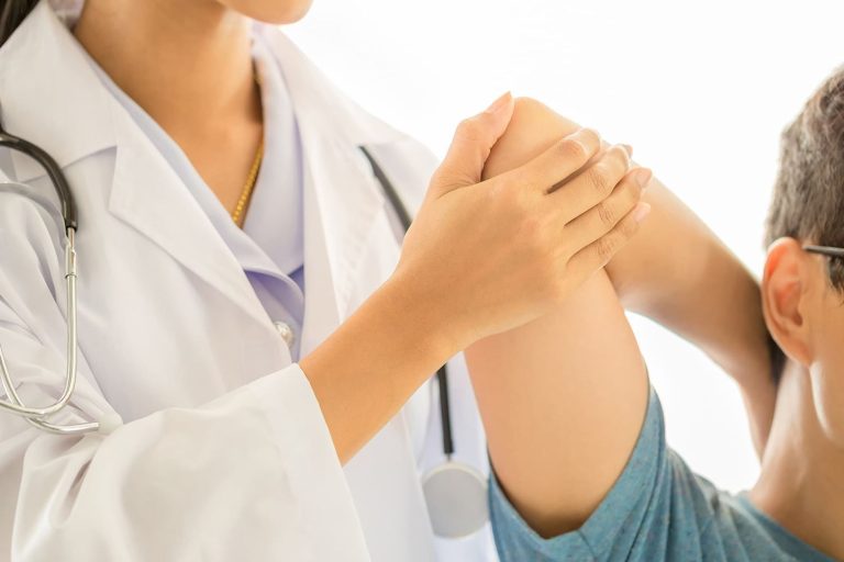 Las claves que los fisioterapeutas recomiendan para aliviar tu dolor de espalda