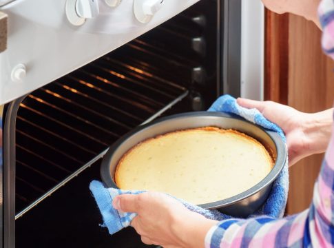 Horneando la masa para la tarta de queso con peras y galletas de miel receta