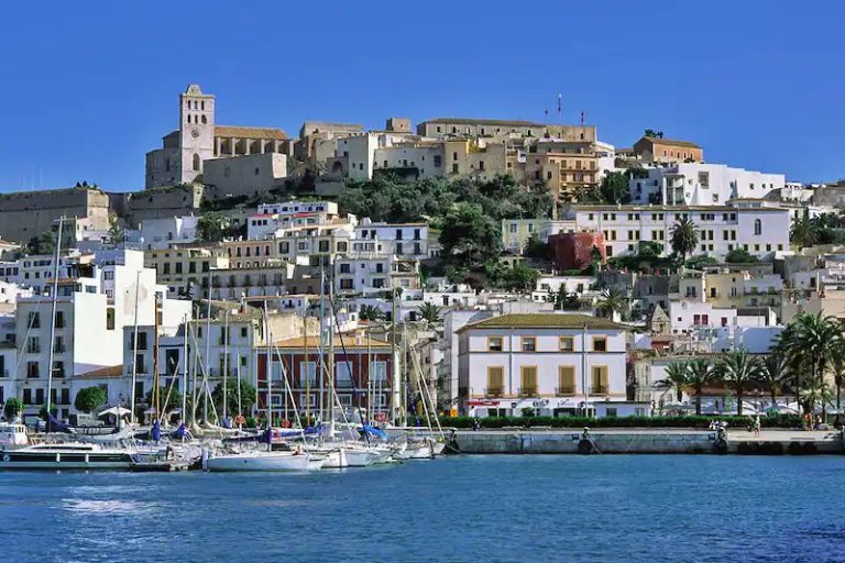Ibiza en 7 escalas: descubre los lugares que no pueden faltar en tu visita por las Baleares
