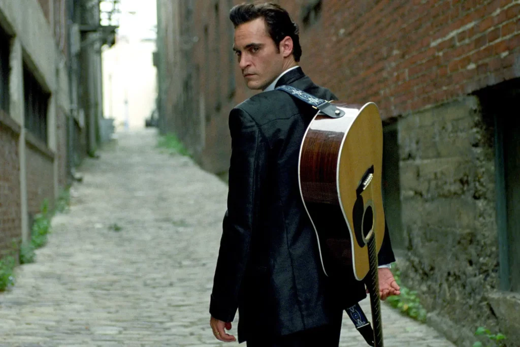 7 películas de Joaquin Phoenix que te recomendamos ver antes del estreno de Napoleón 4 En la Cuerda Floja" (2005): La vida del legendario Johnny Cash