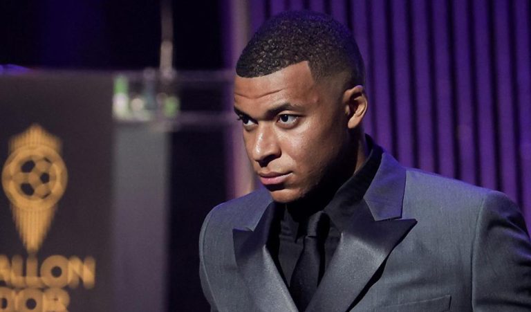 La actitud de Kylian Mbappé no pasó desapercibida durante la entrega de premios del balón de oro